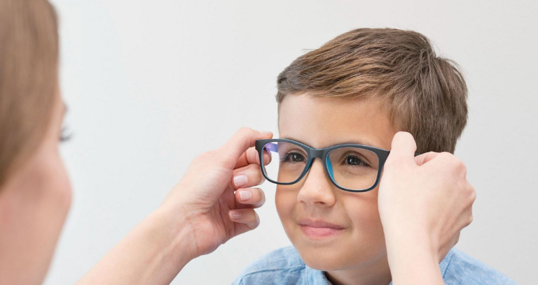 El Gobierno anuncia ayudas de hasta 100 euros para los menores de 16 años que necesiten comprar gafas o lentillas