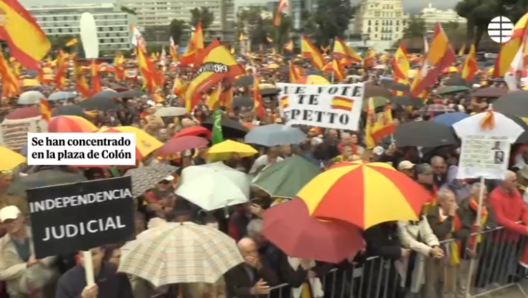 Miles de manifestantes piden la dimisión de Sánchez en Madrid